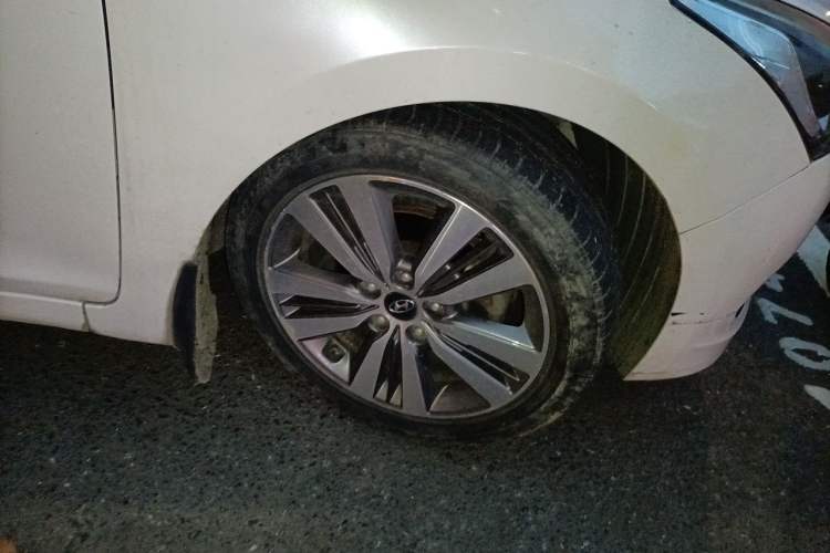 Used Hyundai Mistra 2014 1.8L Automatic Deluxe DLX Model Right Front Wheel Hub