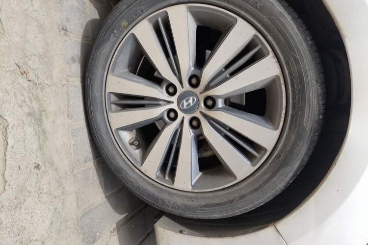 Used Hyundai Mistra 2014 1.8L Automatic Deluxe DLX Model Right Front Wheel Hub