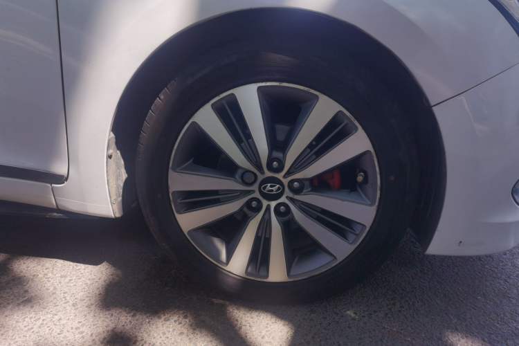 Used Hyundai Mistra 2014 1.8L Automatic Deluxe DLX Model Right Front Wheel Hub