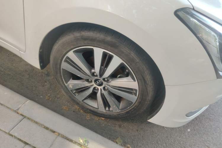 Used Hyundai Mistra 2014 1.8L Automatic Deluxe DLX Model Right Front Wheel Hub