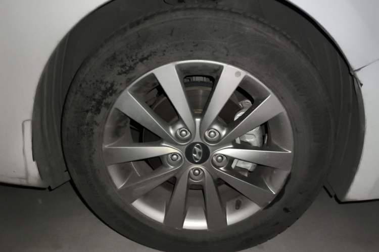Used Hyundai Mistra 2014 1.8L Automatic Smart GLS Right Front Wheel Hub