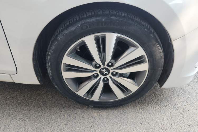 Used Hyundai Mistra 2014 1.8L Automatic Deluxe DLX Model Right Front Wheel Hub