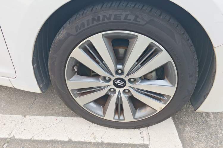 Used Hyundai Mistra 2014 1.8L Automatic Deluxe DLX Model Right Front Wheel Hub