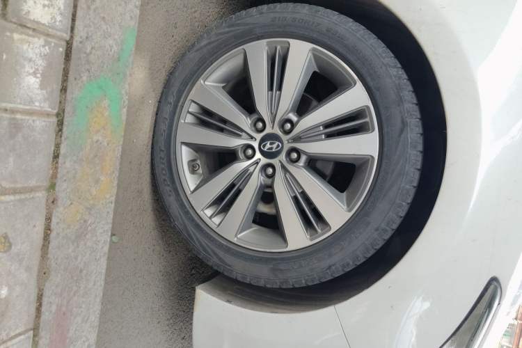 Used Hyundai Mistra 2014 1.8L Automatic Deluxe DLX Model Right Front Wheel Hub