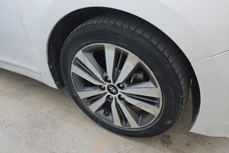 Used Hyundai Mistra 2014 1.8L Automatic Deluxe DLX Model Right Front Wheel Hub