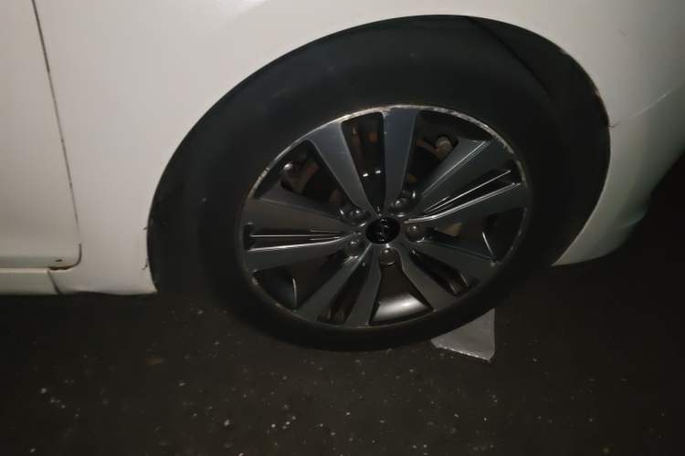 Used Hyundai Mistra 2014 1.8L Automatic Deluxe DLX Model Right Front Wheel Hub