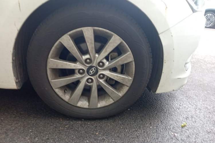 Used Hyundai Mistra 2014 1.8L Automatic Smart GLS Right Front Wheel Hub