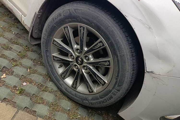 Used Hyundai Mistra 2014 1.8L Manual Comfort GL Model Right Front Wheel Hub