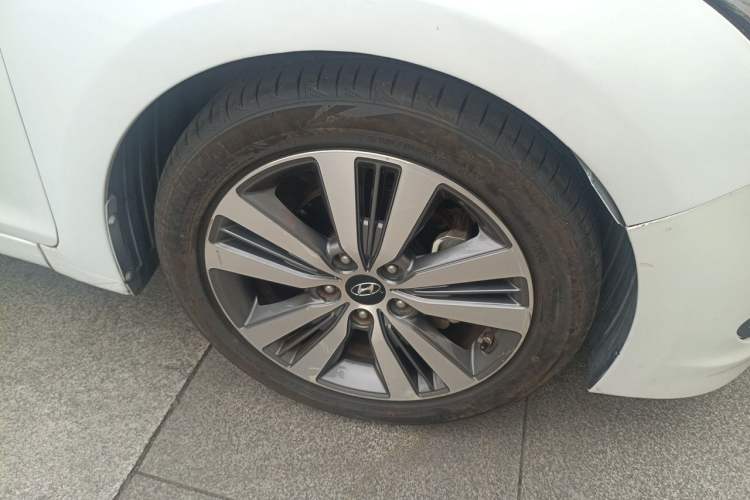 Used Hyundai Mistra 2014 1.8L Automatic Deluxe DLX Model Right Front Wheel Hub