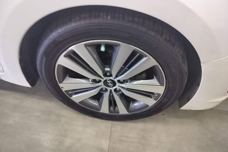 Used Hyundai Mistra 2014 1.8L Automatic Deluxe DLX Model Right Front Wheel Hub