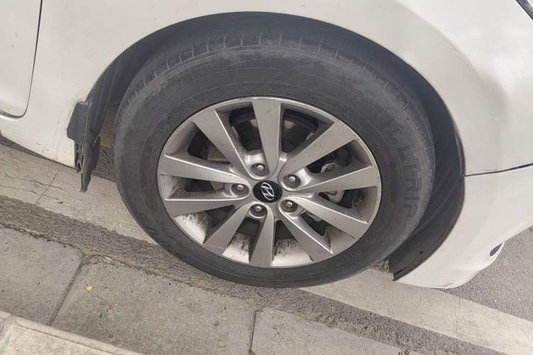 Used Hyundai Mistra 2014 1.8L Automatic Smart GLS Right Front Wheel Hub