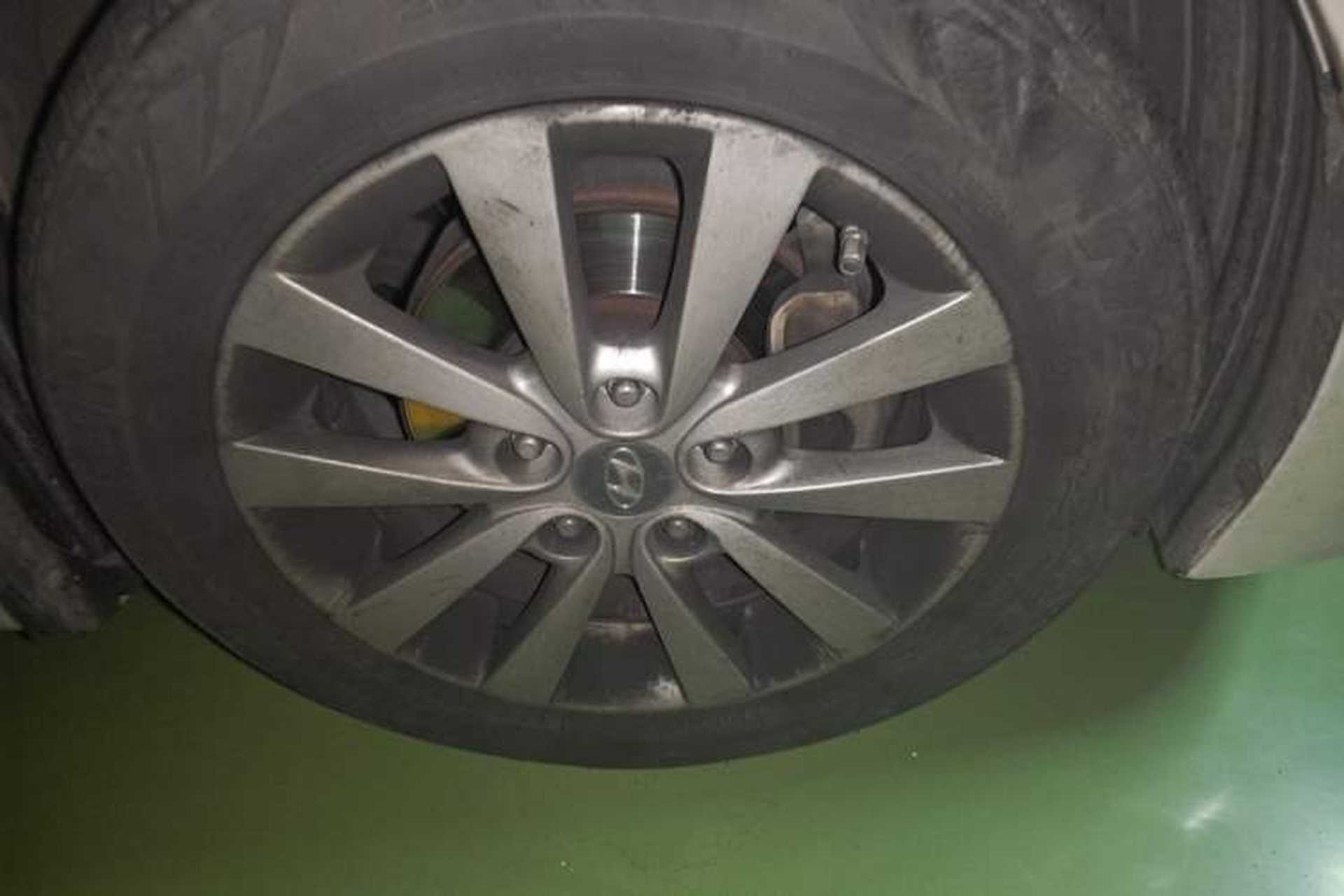 Used Hyundai Mistra 2014 1.8L Automatic Smart GLS Right Front Wheel Hub