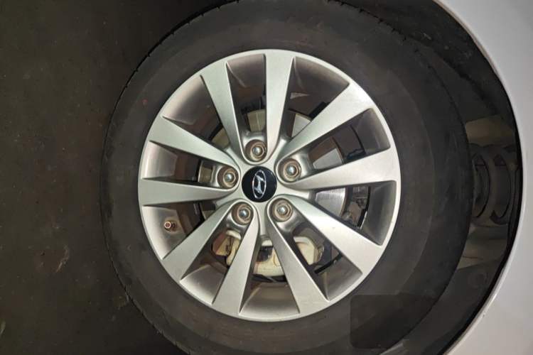 Used Hyundai Mistra 2014 1.8L Automatic Smart GLS Right Front Wheel Hub