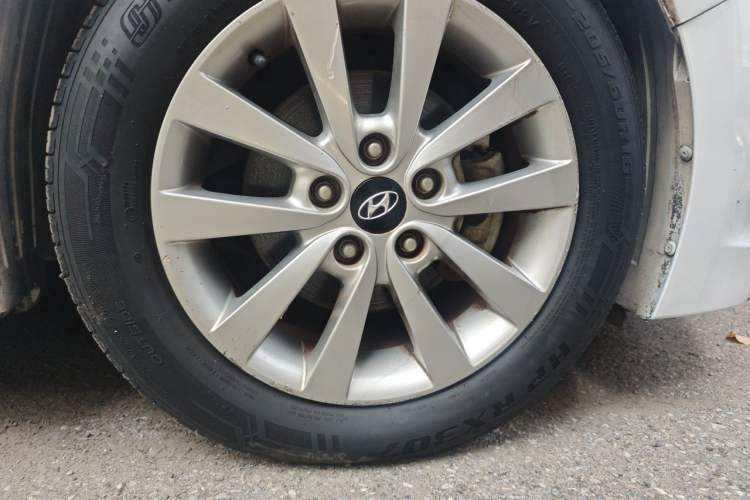 Used Hyundai Mistra 2014 1.8L Automatic Smart GLS Right Front Wheel Hub