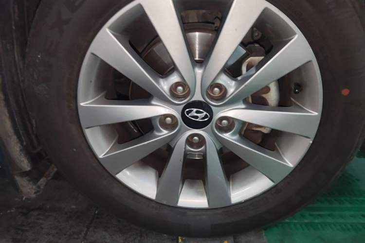 Used Hyundai Mistra 2014 1.8L Automatic Smart GLS Right Front Wheel Hub
