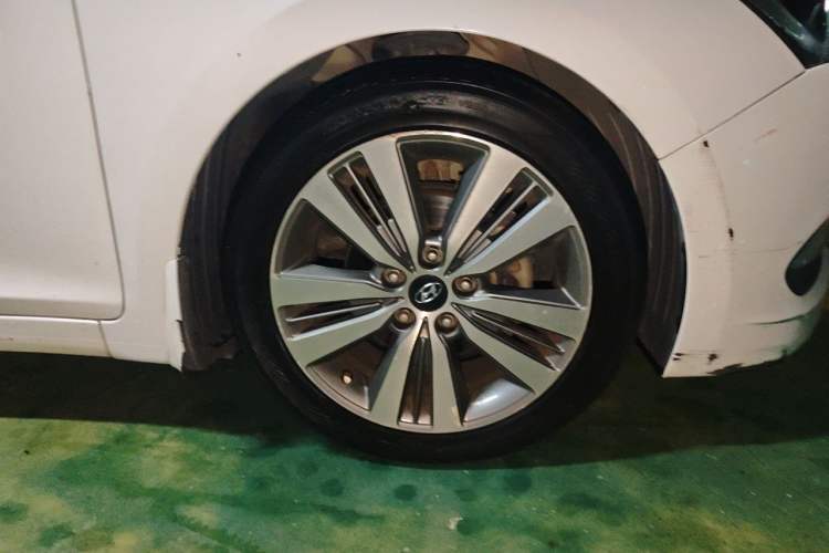 Used Hyundai Mistra 2014 1.8L Automatic Smart GLS Right Front Wheel Hub