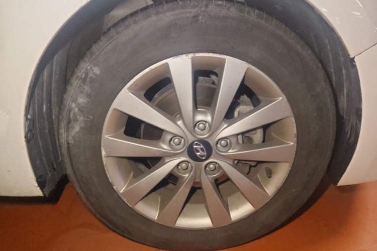 Used Hyundai Mistra 2014 1.8L Automatic Smart GLS Right Front Wheel Hub