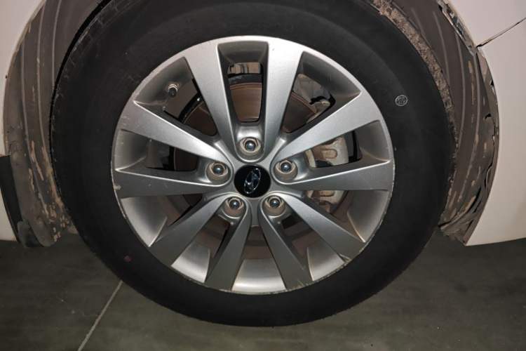 Used Hyundai Mistra 2014 1.8L Automatic Smart GLS Right Front Wheel Hub