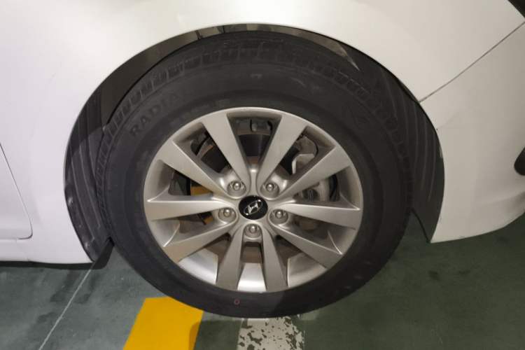 Used Hyundai Mistra 2014 1.8L Automatic Smart GLS Right Front Wheel Hub