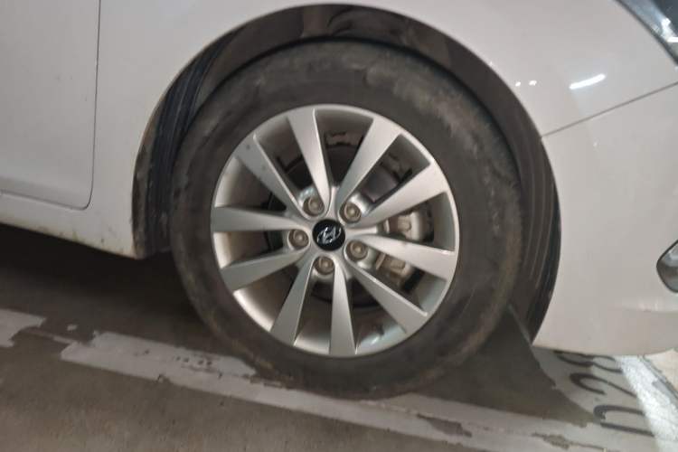 Used Hyundai Mistra 2014 1.8L Automatic Smart GLS Right Front Wheel Hub