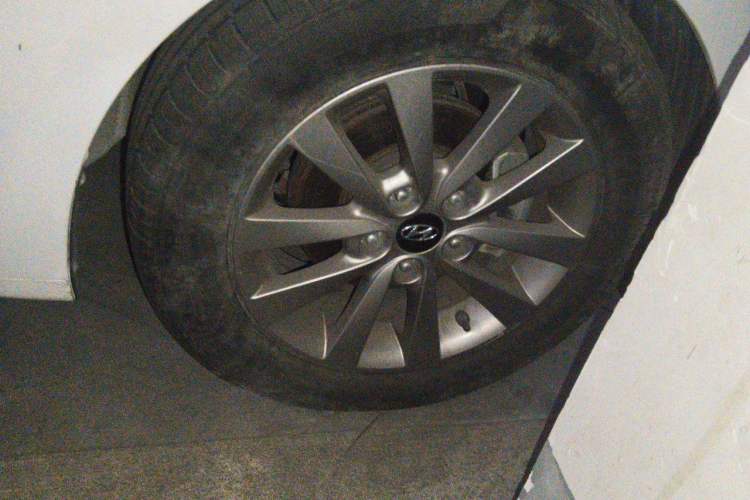Used Hyundai Mistra 2014 1.8L Automatic Smart GLS Right Front Wheel Hub