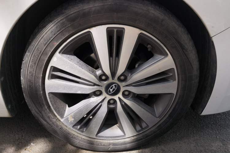 Used Hyundai Mistra 2014 1.8L Automatic Deluxe DLX Model Right Front Wheel Hub