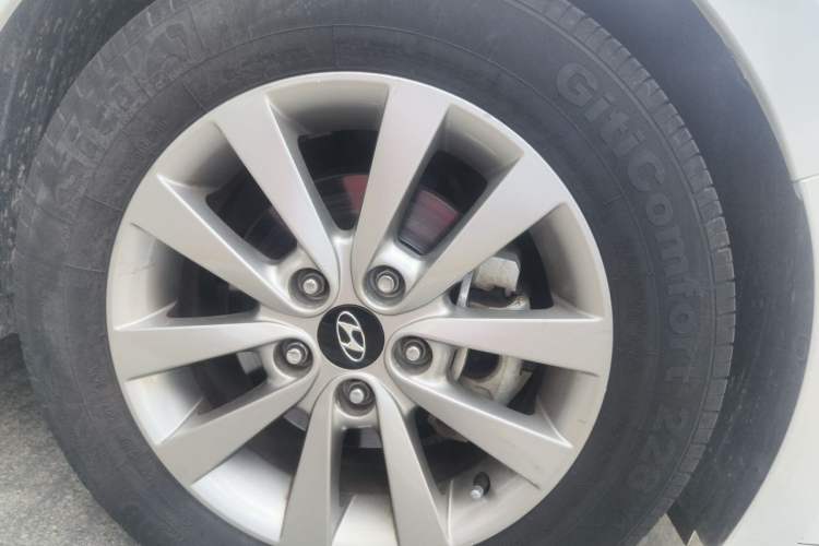 Used Hyundai Mistra 2014 1.8L Automatic Smart GLS Right Front Wheel Hub