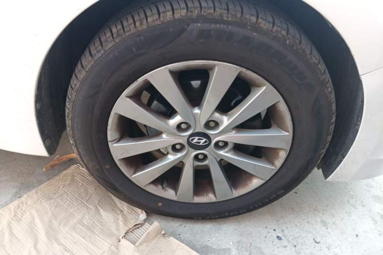 Used Hyundai Mistra 2014 1.8L Automatic Smart GLS Right Front Wheel Hub