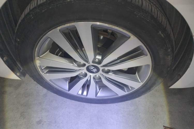 Used Hyundai Mistra 2014 1.8L Automatic Deluxe DLX Model Right Front Wheel Hub