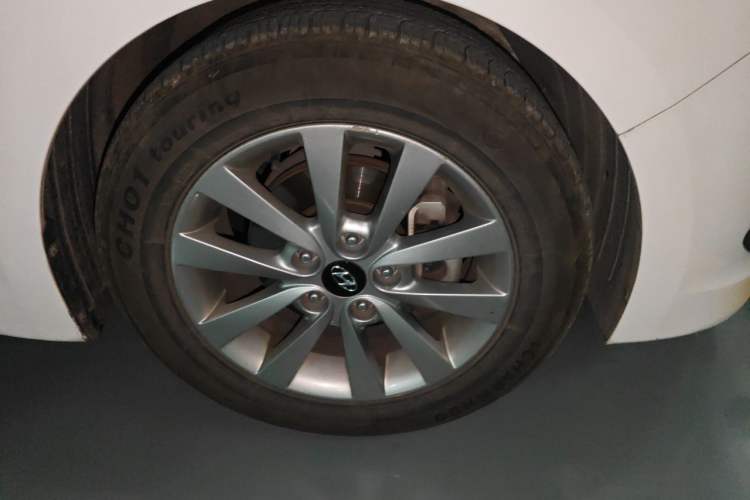 Used Hyundai Mistra 2014 1.8L Automatic Smart GLS Right Front Wheel Hub