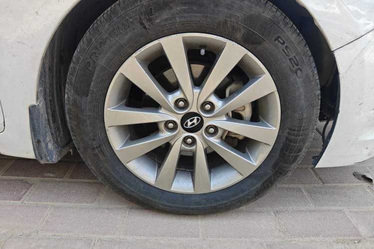 Used Hyundai Mistra 2014 1.8L Automatic Smart GLS Right Front Wheel Hub