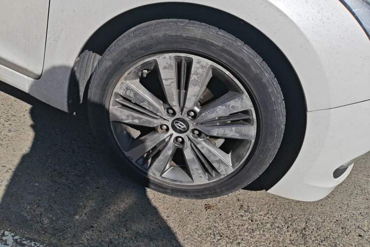 Used Hyundai Mistra 2014 1.8L Automatic Deluxe DLX Model Right Front Wheel Hub