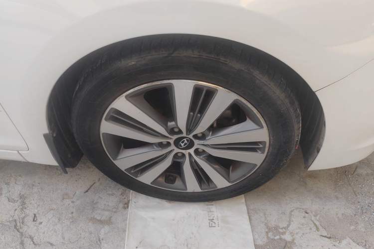 Used Hyundai Mistra 2014 1.8L Automatic Deluxe DLX Model Right Front Wheel Hub