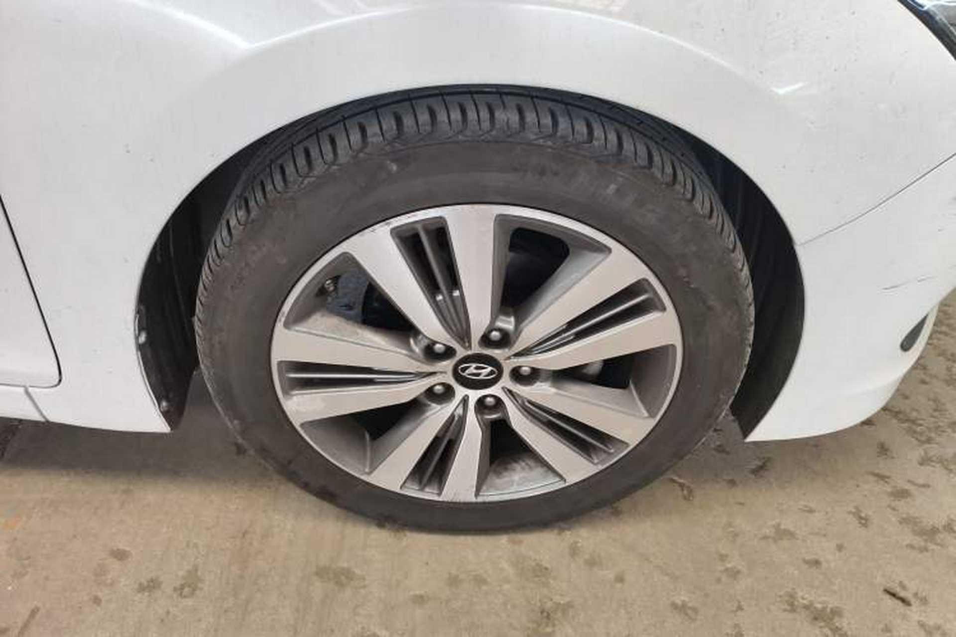 Used Hyundai Mistra 2014 1.8L Automatic Deluxe DLX Model Right Front Wheel Hub
