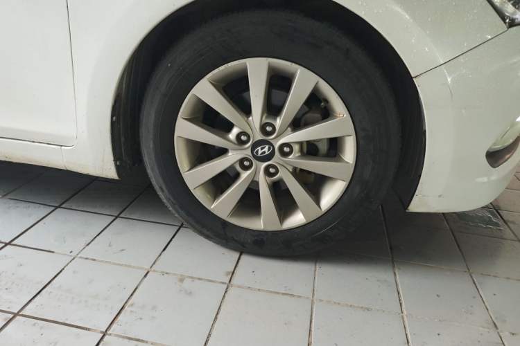Used Hyundai Mistra 2014 1.8L Automatic Smart GLS Right Front Wheel Hub