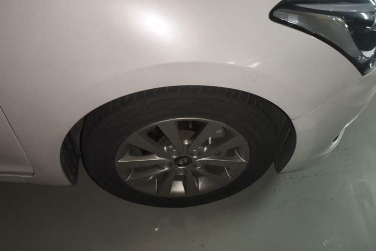 Used Hyundai Mistra 2014 1.8L Automatic Smart GLS Right Front Wheel Hub