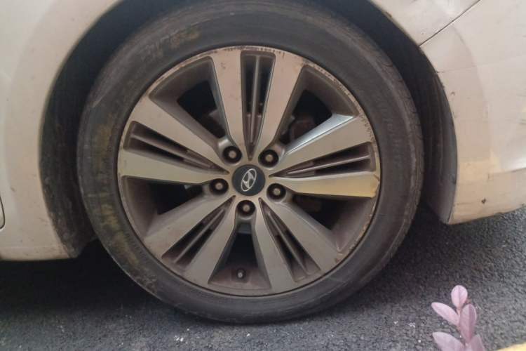 Used Hyundai Mistra 2014 1.8L Automatic Deluxe DLX Model Right Front Wheel Hub
