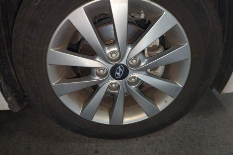 Used Hyundai Mistra 2014 1.8L Automatic Smart GLS Right Front Wheel Hub