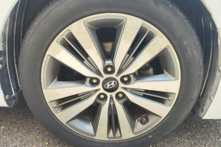 Used Hyundai Mistra 2014 1.8L Automatic Deluxe DLX Model Right Front Wheel Hub