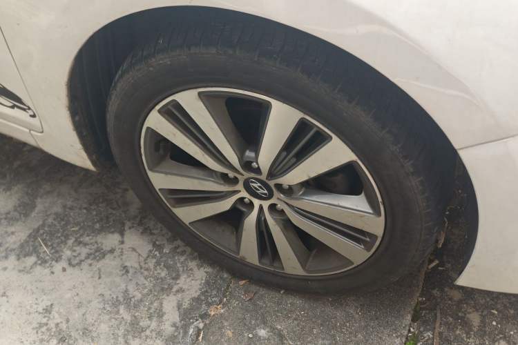 Used Hyundai Mistra 2014 1.8L Automatic Deluxe DLX Model Right Front Wheel Hub