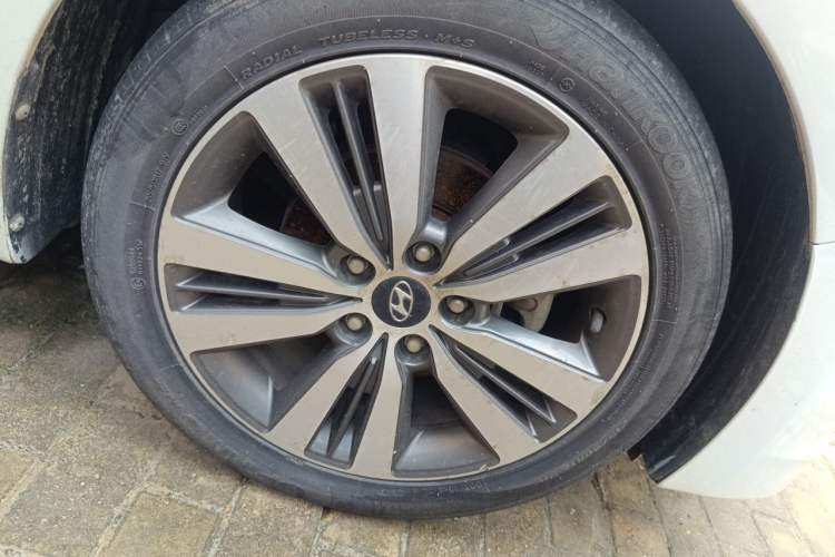 Used Hyundai Mistra 2014 1.8L Automatic Smart GLS Right Front Wheel Hub