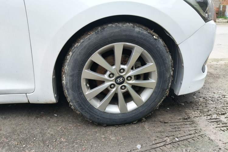 Used Hyundai Mistra 2014 1.8L Automatic Smart GLS Right Front Wheel Hub