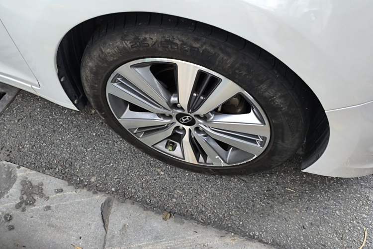 Used Hyundai Mistra 2014 1.8L Automatic Deluxe DLX Model Right Front Wheel Hub