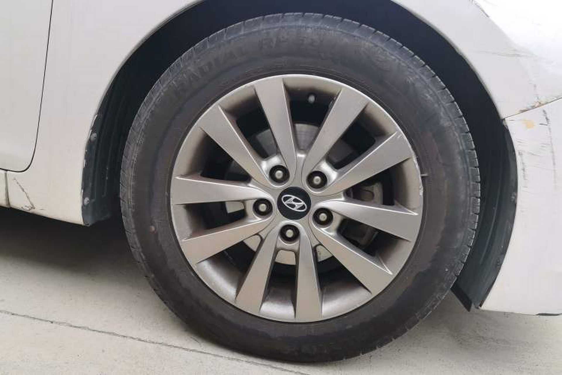 Used Hyundai Mistra 2014 1.8L Automatic Smart GLS Right Front Wheel Hub