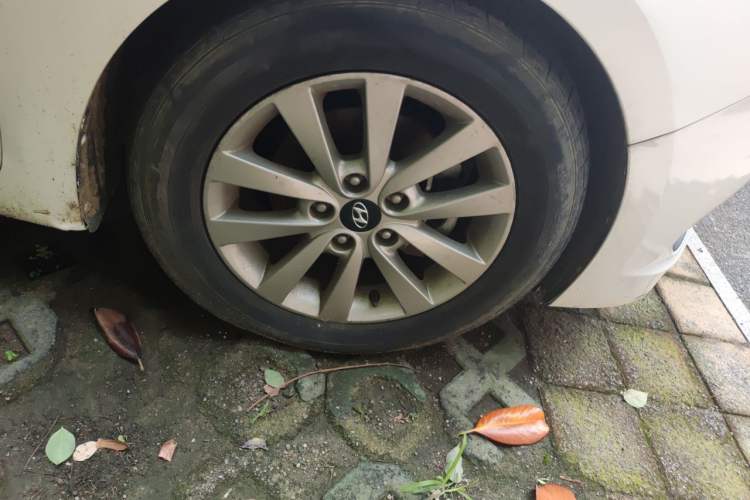 Used Hyundai Mistra 2014 1.8L Automatic Smart GLS Right Front Wheel Hub