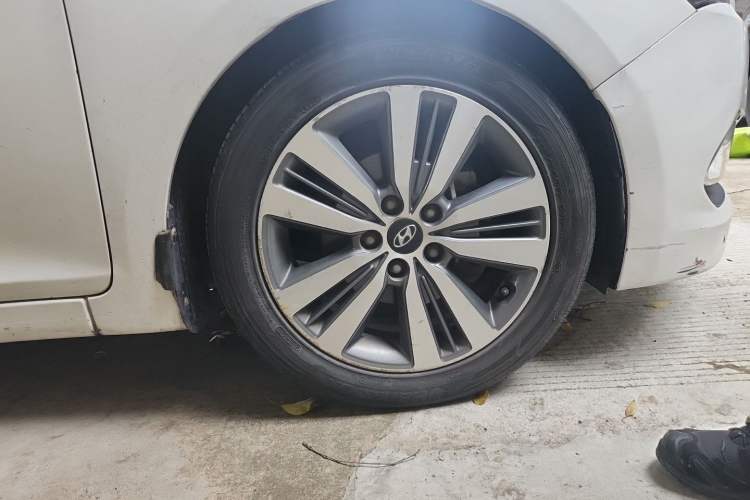 Used Hyundai Mistra 2014 1.8L Automatic Deluxe DLX Model Right Front Wheel Hub
