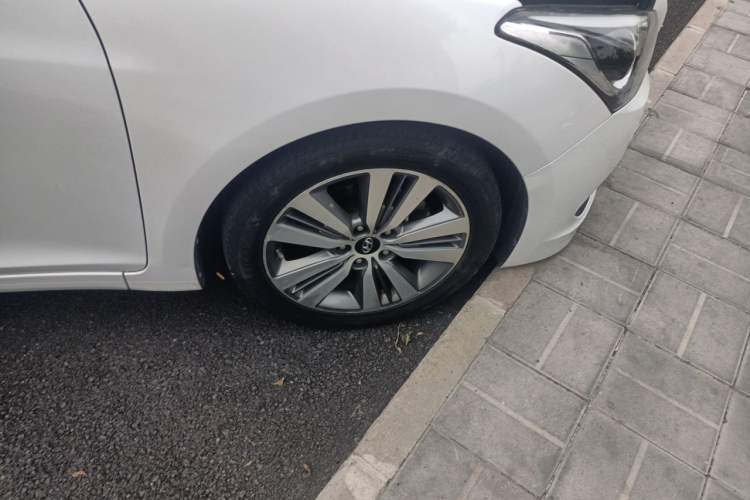 Used Hyundai Mistra 2014 1.8L Automatic Deluxe DLX Model Right Front Wheel Hub