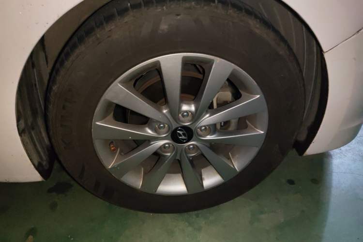 Used Hyundai Mistra 2014 1.8L Automatic Smart GLS Right Front Wheel Hub
