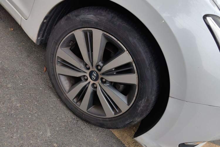 Used Hyundai Mistra 2014 1.8L Automatic Deluxe DLX Model Right Front Wheel Hub