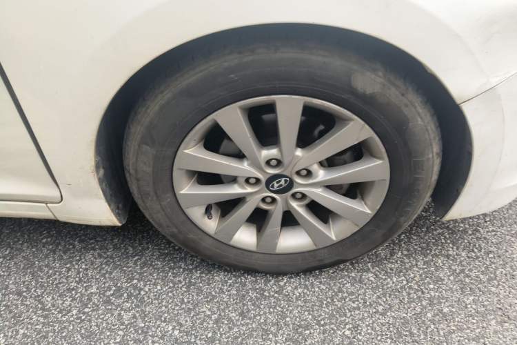 Used Hyundai Mistra 2014 1.8L Automatic Smart GLS Right Front Wheel Hub